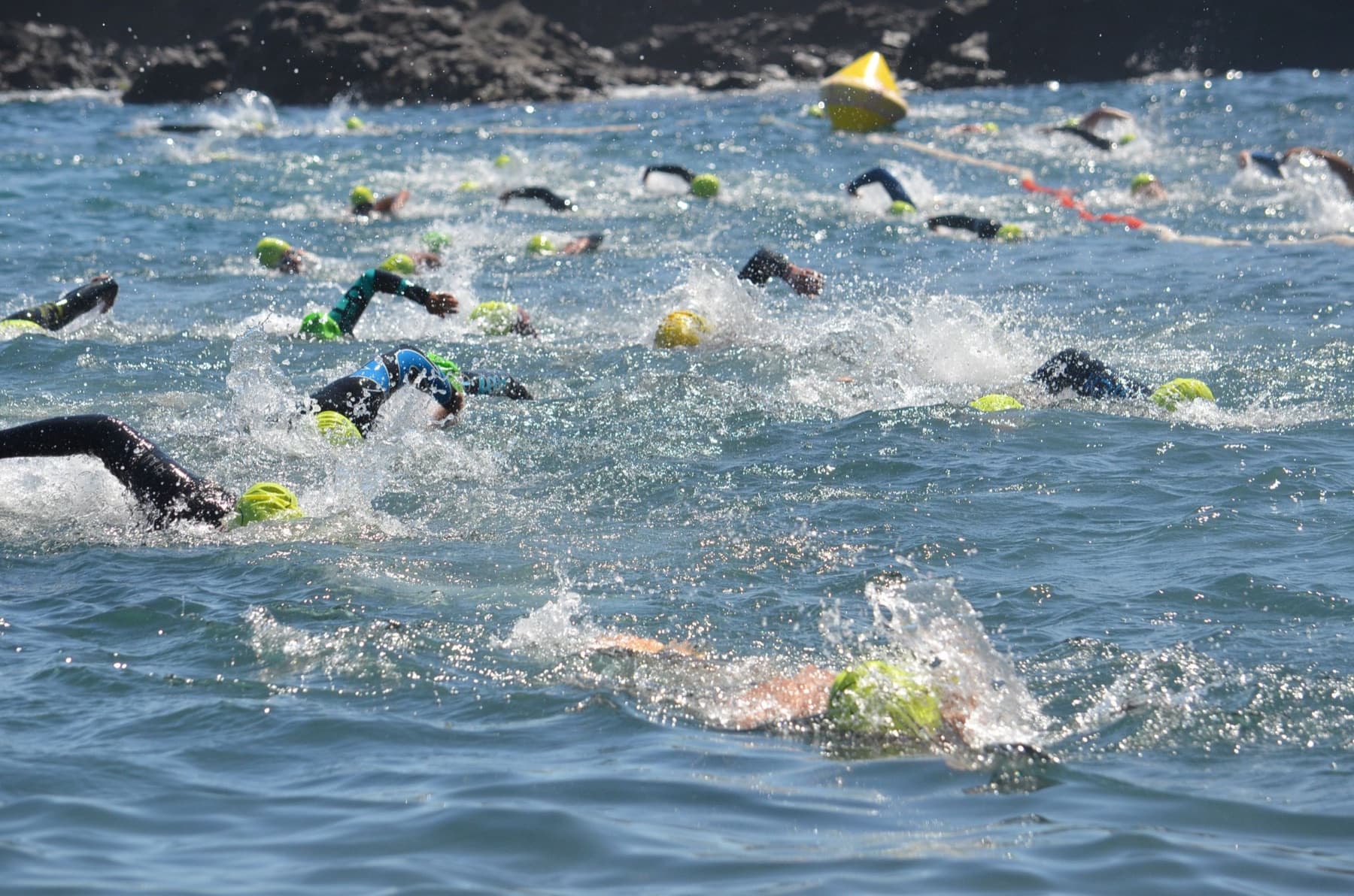 Peserta berenang di laut dalam sebuah lomba triathlon.